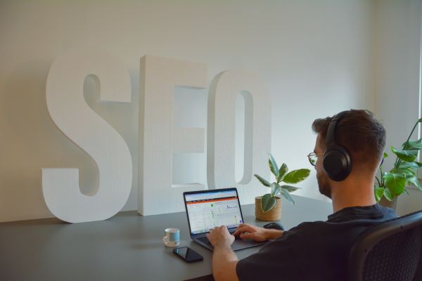 Optimisez votre visibilité en ligne avec un consultant SEO à Annecy